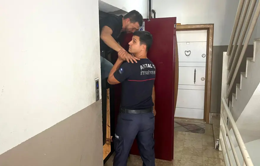 Şüpheli ölüm olayına giden polisler asansörde mahsur kaldı 6