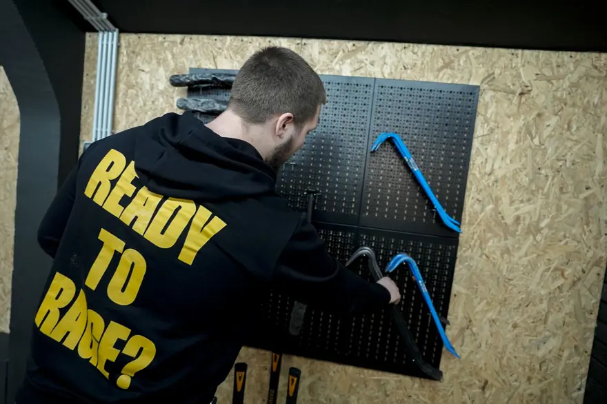 "Deşarj odası"na ilgi yoğun: Balyoz veya beyzbol sopasıyla kırıp döküyorlar 15