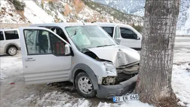 Yamaçtan kopan kaya parçası araca çarptı: 4 yaralı