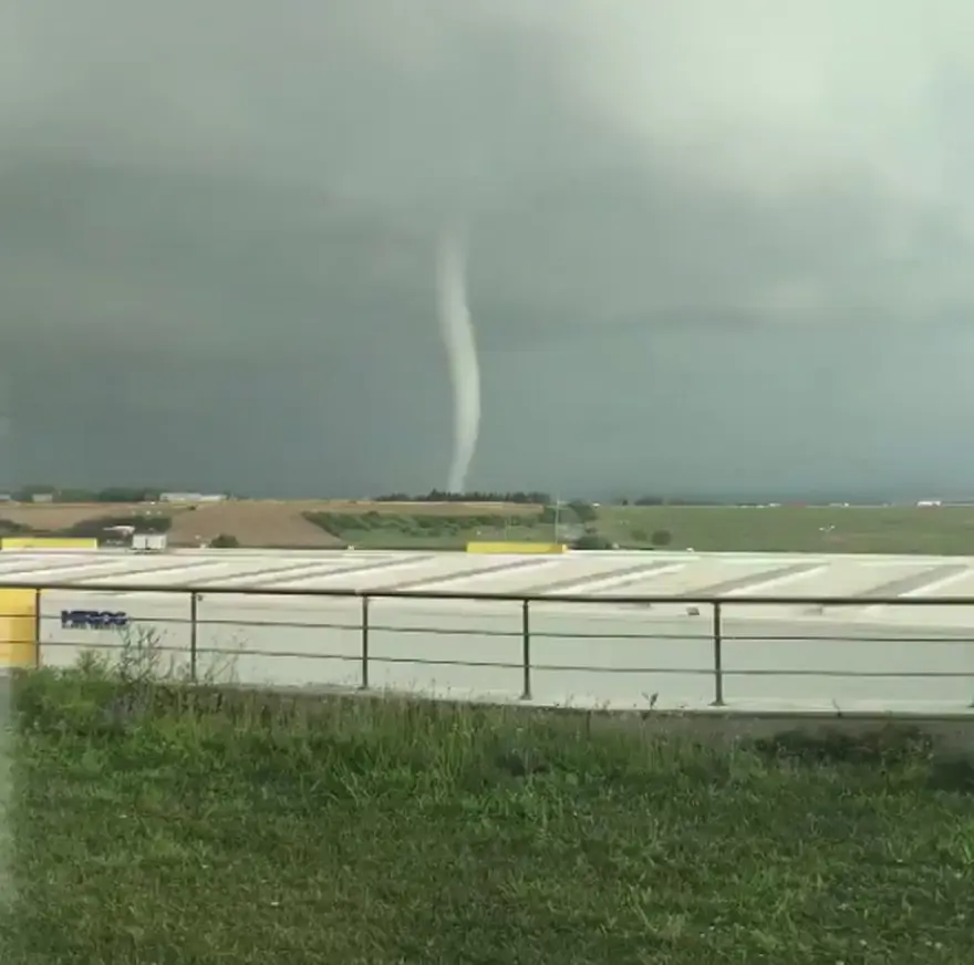 İstanbul'da Çatalca ve Hadımköy'de korkutan hortum 1