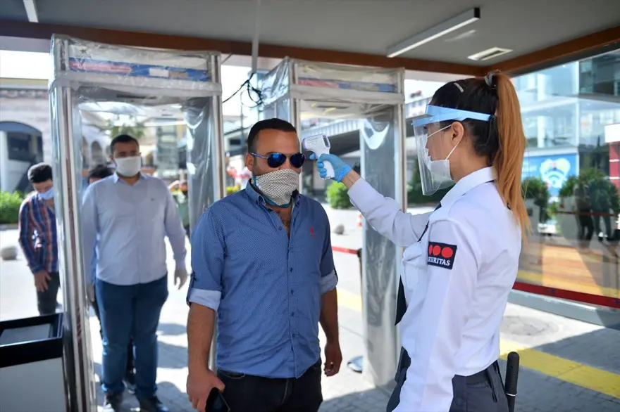 AVM'ler kapılarını açtı: Metrelerce kuyruk oluştu 8