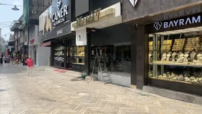 İcra geleceğini anlayınca altınlarla beraber kaçtı