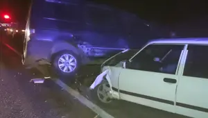 Derebucak'ta otomobil ile minibüs çarpıştı: 2 yaralı