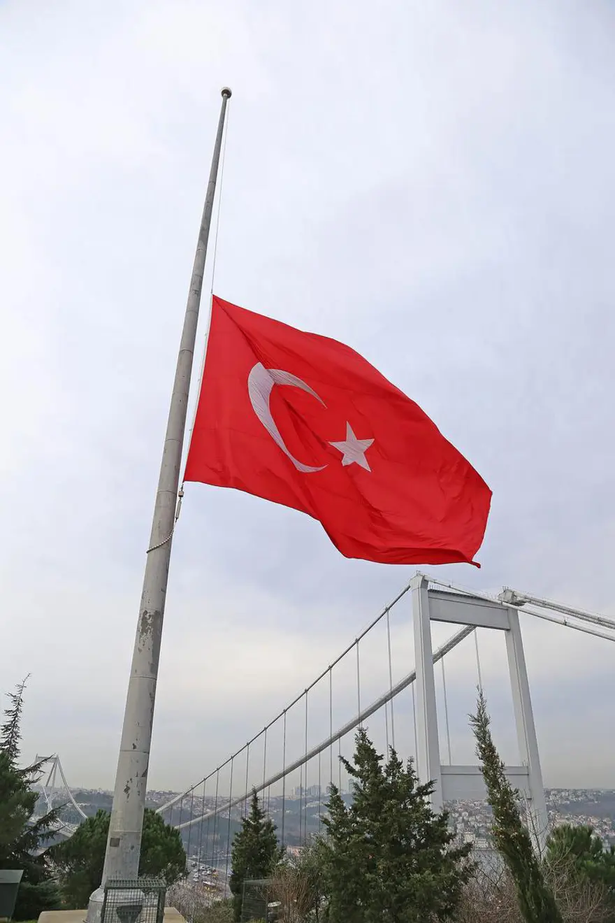 Türk Bayraklar yarıya indirildi 3