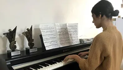 Piyano yeteneği ile işitme engellilere umut oluyor
