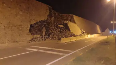 Sağanak sonrası istinat duvarı çöktü