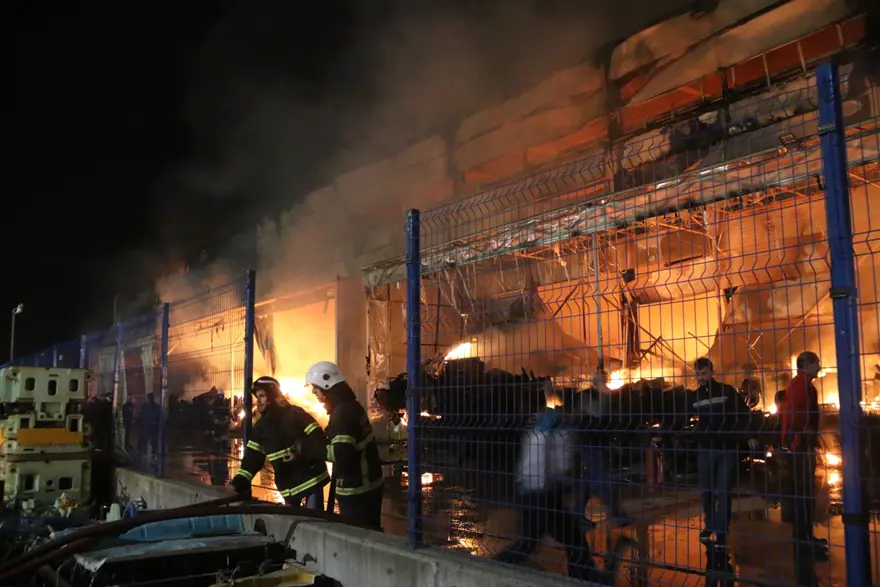 Kocaeli'de otomobil parçası üreten fabrikada yangın 13