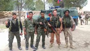 Rus askerinin YPG'lilerle fotoğrafları ortaya çıktı Rus askerinin YPG'lilerle fotoğrafları ortaya çıktı