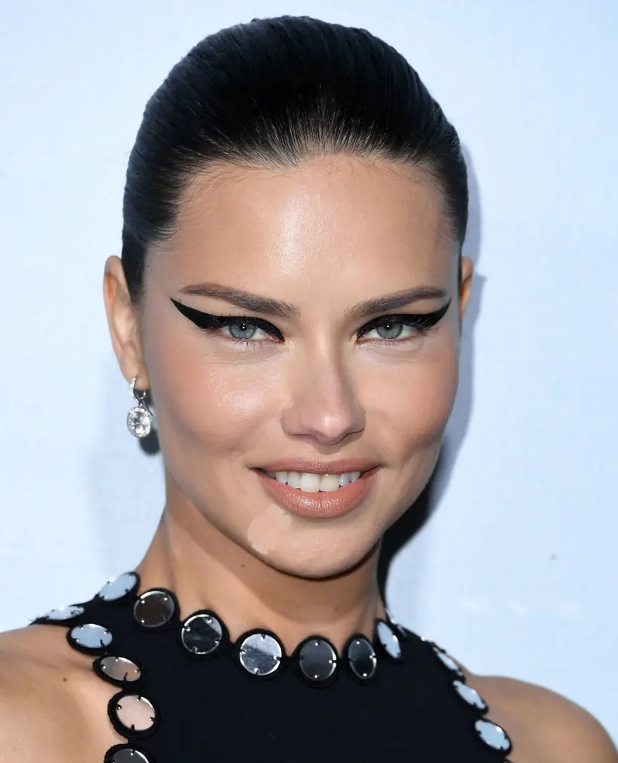 Adriana Lima'ya kedi gözü makyajı 2