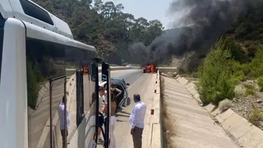 Fethiye'de seyir halindeki araç alev alev yandı