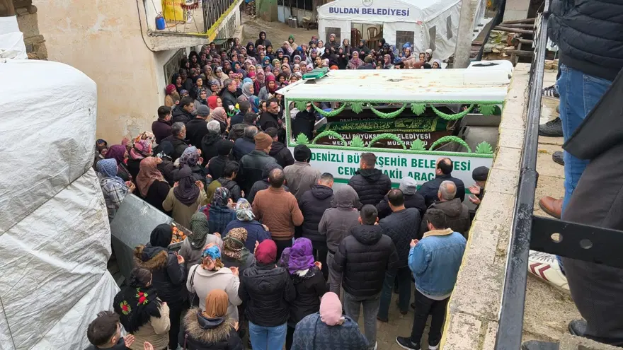 Denizli'de korkunç kaza: Aynı aileden 3 kişi öldü 1 Denizli'de korkunç kaza: Aynı aileden 3 kişi öldü 1