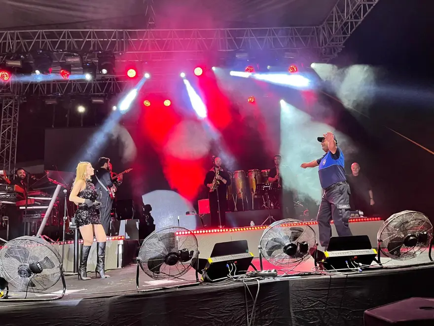 Derya Uluğ'un sahnesinde zabıtadan dans şovu 4