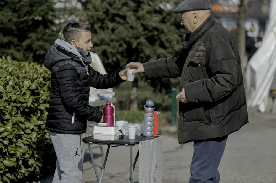 Dünyadan depzemzedelere duygulandıran destekler: 12 yaşındaki çocuk çay satarak para topluyor 4 Dünyadan depzemzedelere duygulandıran destekler: 12 yaşındaki çocuk çay satarak para topluyor 4