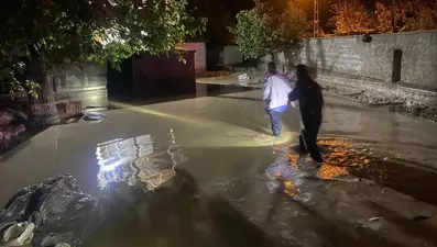 20 dakikalık yağış sel getirdi: 1 ev çöktü, 3 ev boşaltıldı