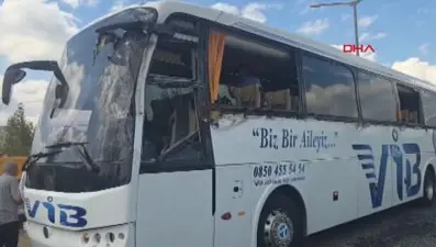 Otobüs, gemi çapası taşıyan TIR’a çarptı: 3 yaralı