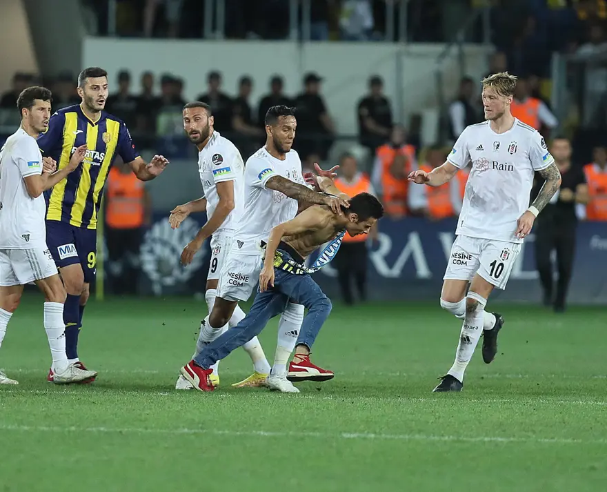 Ankaragücülü taraftar Beşiktaşlı futbolculara saldırdı: Beşiktaş yönetimi, Souza'nın kırmızı kartının iptalini istiyor 5
