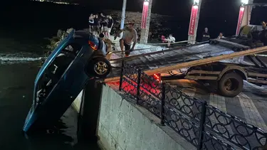 Kanala uçtu, duvarda asılı kaldı