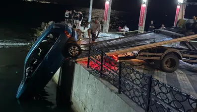 Kanala uçtu, duvarda asılı kaldı