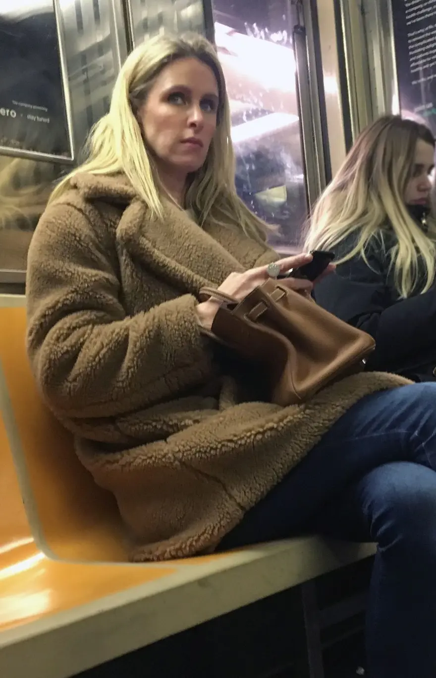 Oyuncu Merve Boluğur otobüste (Toplu taşıma kullanan ünlüler) 50