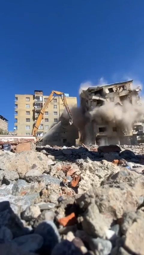 Diyarbakır’da 8 katlı bina yıkım sırasındaçöktü