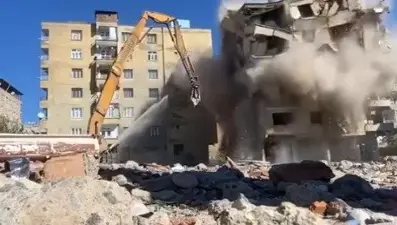 Diyarbakır’da 8 katlı bina yıkım sırasındaçöktü