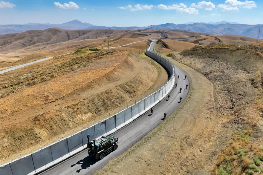 İran sınırına beton bariyer: 200 kilometresi tamamlandı 17 İran sınırına beton bariyer: 200 kilometresi tamamlandı 17