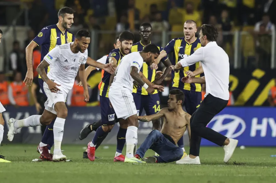 Ankaragücülü taraftar Beşiktaşlı futbolculara saldırdı: Beşiktaş yönetimi, Souza'nın kırmızı kartının iptalini istiyor 