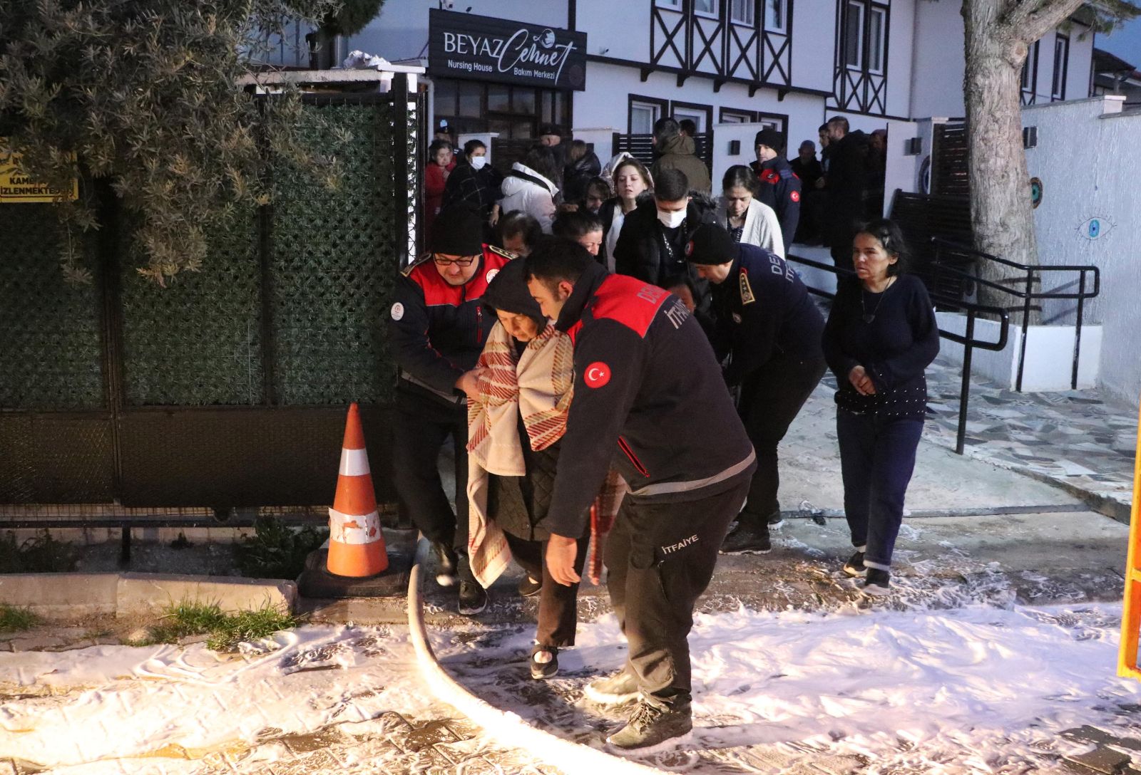 Engelli bakım merkezinde korkutan yangın: 78 kişi tahliye edildi