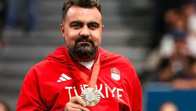 Milli para masa tenisçisi Nesim Turan raketine veda etti