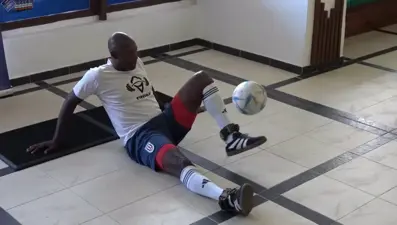 58 yaşında oturarak top sektirme rekoru kırdı