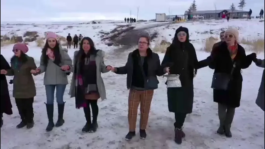 Buzla kaplı Çıldır Gölü'ne yoğun ilgi 4