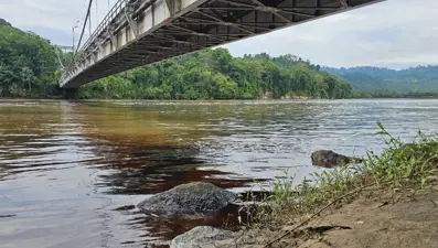 Nehir siyah akıyor! Boru hattı patladı, petrol suya karıştı