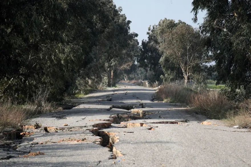 Depremden sonra kuş cennetinde büyük yarıklar 5