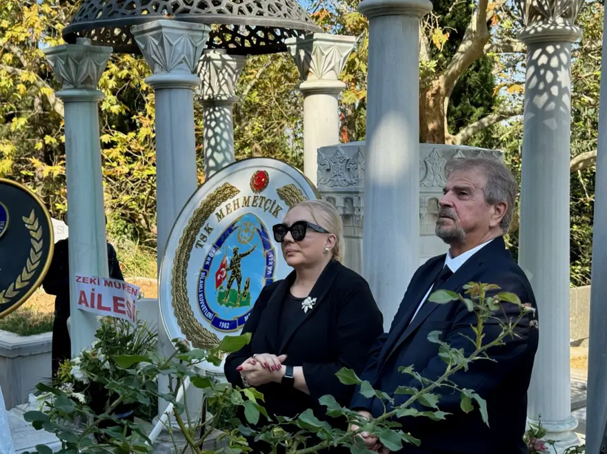 Zeki Müren vefatının 28'inci yılında mezarı başında anıldı 7 Zeki Müren vefatının 28'inci yılında mezarı başında anıldı 7