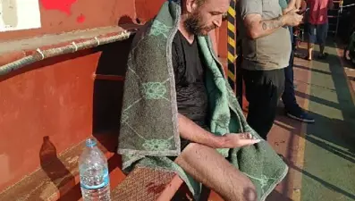 Seyir halindeki gemiden denize düşen kaptan 20 saat sonra kurtarıldı