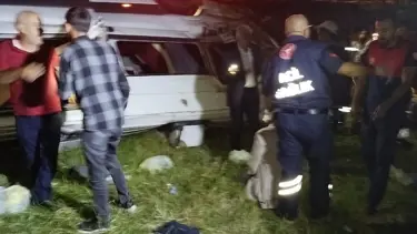 Bingöl'de yolcu minibüsü devrildi: 13 yaralı