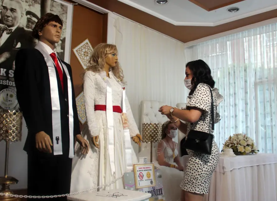 Düğünlerde 'yeni normal': Takılar cansız mankenlere takıldı 9