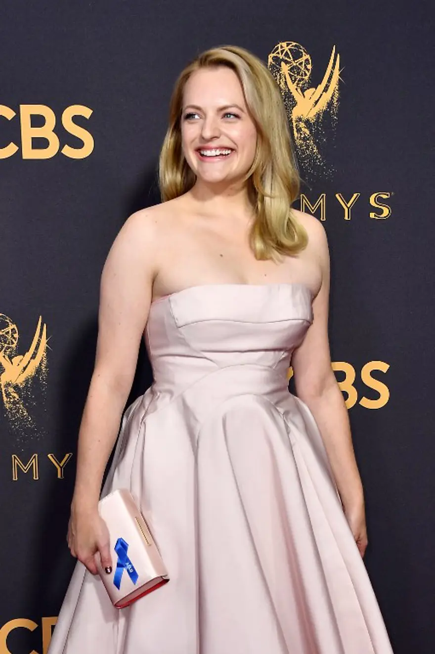 69. Emmy Ödül Töreni’nde ünlülerden mavi kurdeleli Trump mesajı 4