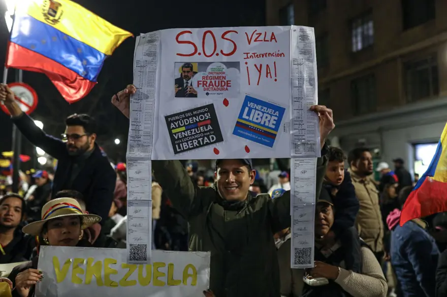 Venezuela'da "hileli" seçim tartışması: Yüzlerce göçmen sokaklarda toplandı 12 Venezuela'da "hileli" seçim tartışması: Yüzlerce göçmen sokaklarda toplandı 12