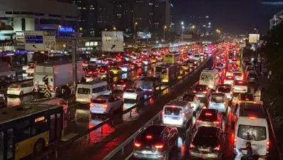 Akademisyenler hesapladı: Trafik İstanbulluların ömrünün 3,5 yılını çalıyor