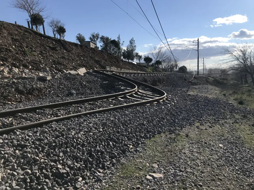 Deprem tren raylarını tel gibi büktü 