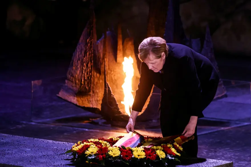 Angela Merkel'i at üstünde tasvir eden dev heykel sergilenmeye başladı 5