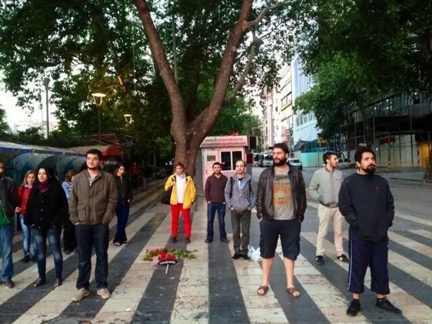 'Duran adam'lar sosyal medyada 15