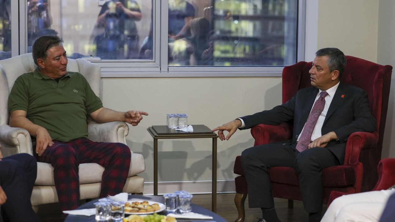 Özgür Özel, Murat Emir'i hastanede ziyaret etti