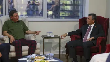 Özgür Özel, Murat Emir'i hastanede ziyaret etti