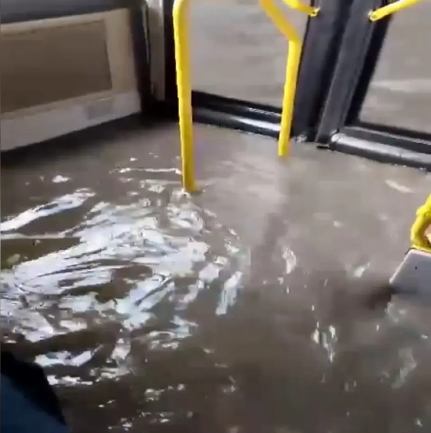 İstanbul'un Anadolu Yakası'nı sağanak vurdu: Yollar göle döndü, İETT otobüsünü su bastı 5