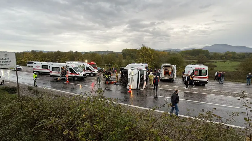 Bartın'da işçi servisi devrildi: Ölü ve yaralılar var 
