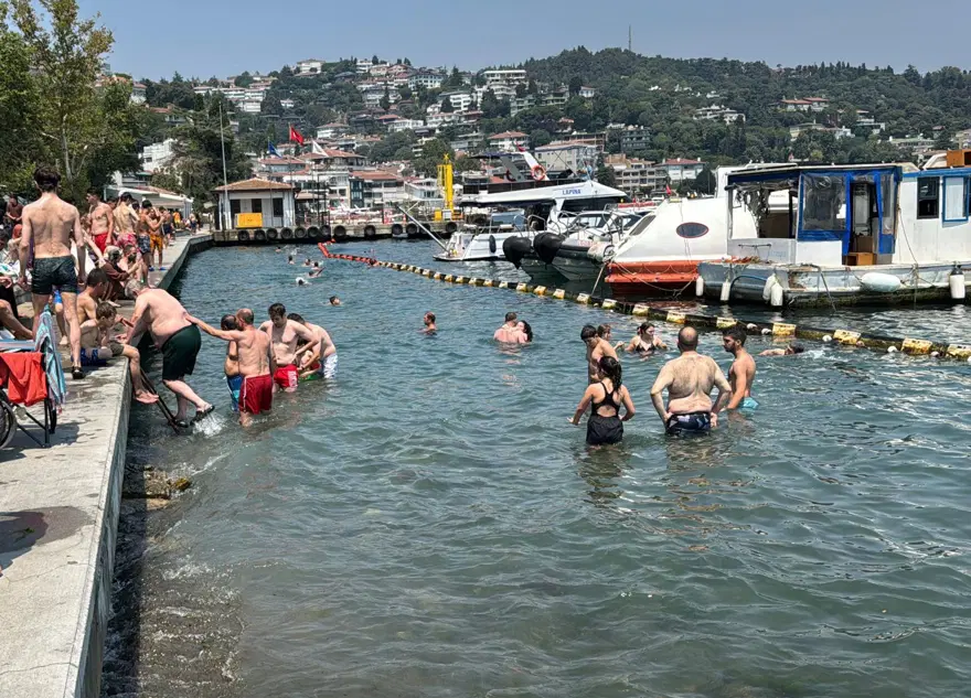 İstanbul'da sıcak hava bunalttı: Bebek sahiline akın ettiler 1