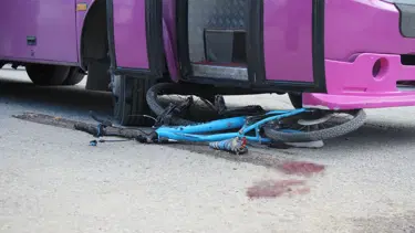 Bisikletiyle sokağa fırlayan çocuk otobüsün altında kaldı