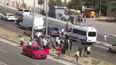 Yolun karşısına geçen yayaya otomobil çarptı